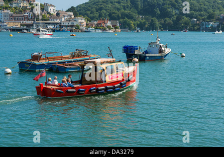 Dartmouth, Devon, Angleterre. 1er juillet 2013. La Dartmouth à Dittisham ferry avec les passagers sur la rivière Dart. Banque D'Images