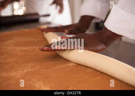 African American women making brioches à la cannelle à partir de zéro Banque D'Images