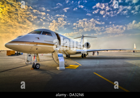 Image d'un jet privé à un meeting aérien pendant le coucher du soleil (heure d'or) Banque D'Images