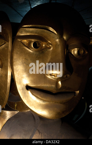 Masque d'or de sculpture, Barbican Arts Centre, City of London, UK Banque D'Images