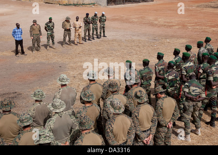 Entreprise sénégalaise de fusiliers commandos marins et Marines américains pendant une cérémonie de remise des diplômes de formation d'infanterie légère le 9 mai 2013 à Toubacouta, Sénégal. Banque D'Images