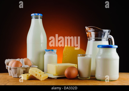 Nature morte avec du lait, fromage, beurre, oeufs et de la crème sur une table en bois Banque D'Images