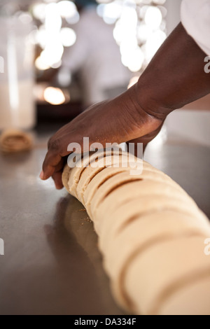 African American women making brioches à la cannelle à partir de zéro Banque D'Images