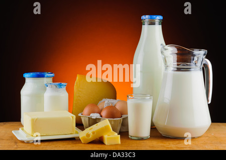 La vie toujours avec les produits laitiers biologiques, lait, fromage, beurre et oeufs Banque D'Images