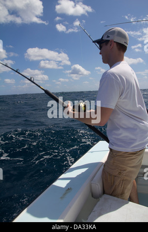 La Jordanie Calpus, de Chaska, MN, la pêche de mahi-mahi sur le bateau charter Lo Que Sea, off Ft. Pierce, FL Banque D'Images