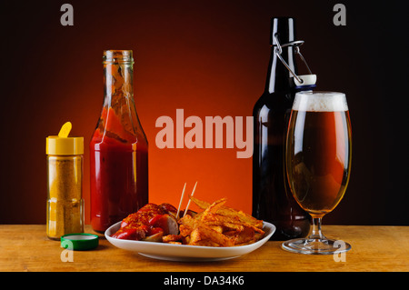 Still Life with currywurst, frites et de la bière Banque D'Images