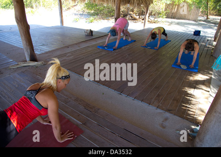 Yoga, dirigé par le professeur Waterleaf MacMahon, Morgan's Rock Hacienda & Ecolodge, Nicaragua Banque D'Images