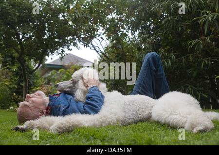 VICTORIA, C.-B. – 2 SEPTEMBRE : un homme et un chien se détendent dans le jardin à Victoria, C.-B., Canada, le 2 septembre 2007. Banque D'Images