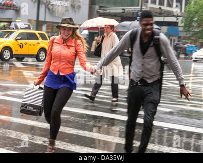 Les piétons en pluie, NYC Banque D'Images