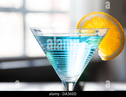 Curaçao Bleu tropical exotique cocktail dans un verre à Martini Banque D'Images