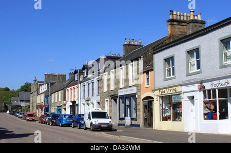 Argyll Street à Lochgilphead, Argyll and Bute, Ecosse avec une rangée de boutiques et maisons et voitures stationnées dans la rue. Banque D'Images