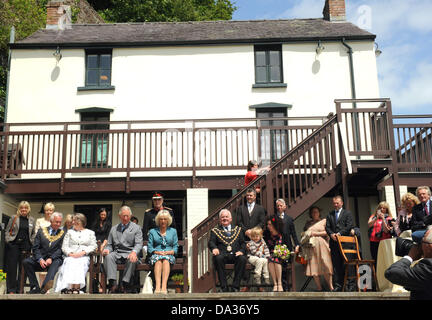 Carmarthenshire, West Wales, UK. 1er juillet 2013. Sur la photo : le Prince Charles et son épouse Camilla, Duchesse de Cornwall à la remise à bateaux dans Carmarthenshire Carmarthen, ouest du pays de Galles. Re : le Prince Charles et la duchesse de Cornouailles ont visité la dernière demeure de Dylan Thomas qu'ils commencent leur voyage d'été au Pays de Galles. Le prince est le patron des Dylan Thomas 100 Festival célébrant le centenaire de 2014 la naissance du poète. Les Royals ont rencontré le personnel du musée et les enfants à l'abri à bateaux à Laugharne, Carmarthenshire. Credit : D Legakis/Alamy Live News Banque D'Images