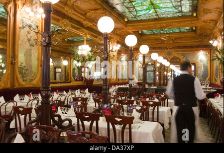 Brasserie de style Art Nouveau Julien partie de groupe Flo, fondée en 1903, inscrite comme Monument National, Paris France Banque D'Images