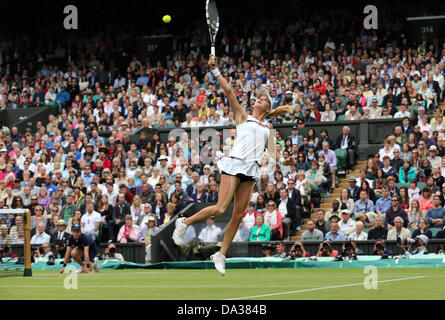 Wimbledon, Londres, Royaume-Uni. 2 juillet, 2013. Jour 8 de la Le tennis de Wimbledon 2013 tenue à l'All England Lawn Tennis et croquet Club, Londres, Angleterre, Royaume-Uni. Agnieszka Radwanska (POL) contre Na Li(CHN ) Crédit : Action Plus de Sports/Alamy Live News Banque D'Images