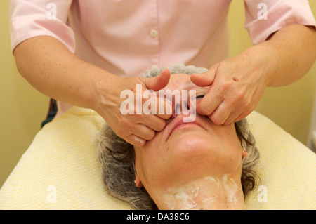 Massage facial Banque D'Images