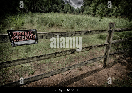 Il s'agit d'une image grunge d'une propriété privée signe sur une clôture en bois dans une région rurale. Banque D'Images