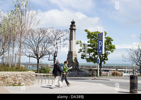 Deux personnes marchant dans la rue à Dún Laoghaire. Banque D'Images