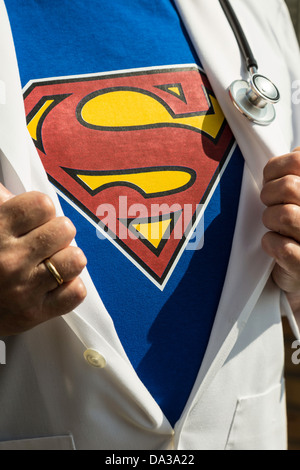 Médecin, Logo Superman Sous Manteau de laboratoire, USA Banque D'Images