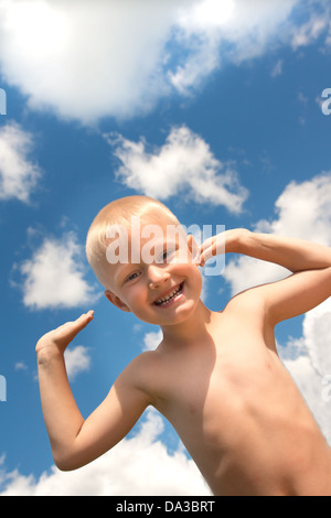 Heureux l'enfant et ciel bleu Banque D'Images