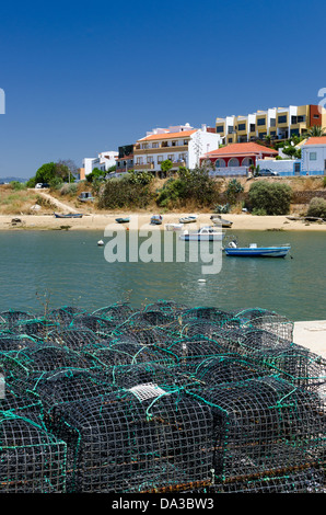 Des casiers à homard empilés sur le quai dans le village de pêcheurs de Ferragudo portugaise de l'Algarve Banque D'Images