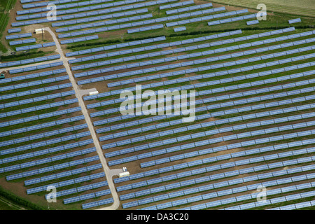 Vue aérienne d'une ferme solaire - un champ de panneaux solaires Banque D'Images