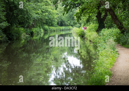 Les promeneurs sur le chemin de halage Wey et Arun Canal à Wisley Banque D'Images