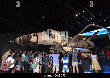 Les visiteurs se réunissent autour de la nouvelle installation de la navette spatiale Atlantis au Kennedy Space Center Visitor Complex, 29 juin 2013 à Cap Canaveral, en Floride. La nouvelle installation de 100 millions de dollars comprend des expositions interactives qui racontent l'histoire des 30 ans du Programme de la navette spatiale et de mettre en lumière l'avenir de l'exploration spatiale. Banque D'Images