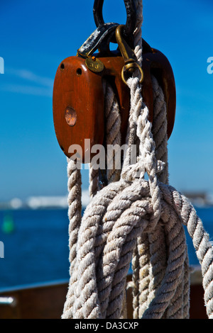 Bloc de bois et de cordes sur navire à voiles Banque D'Images