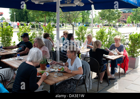 Cafe de la chaussée, Waterside, Stratford-upon-Avon, Royaume-Uni Banque D'Images