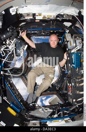 La NASA l'espace l'astronaute de la Station Spatiale Internationale Le commandant Scott Kelly, ingénieur de vol de l'expédition 25 de la Coupole Banque D'Images