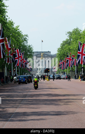 Union Jacks volant dans le centre commercial avec le palais de Buckingham dans l'arrière-plan Banque D'Images
