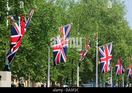 Union Jacks volant dans le Mall Banque D'Images