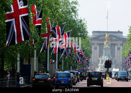 Union Jacks volant dans le centre commercial avec le palais de Buckingham dans l'arrière-plan Banque D'Images