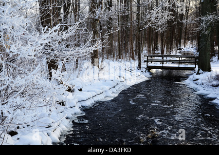 Passerelle à une petite rivière Banque D'Images
