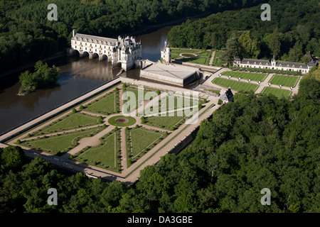 VUE AÉRIENNE.Château de Chenonceau enjambant le cher, jardin Diane de Poitiers sur la rive gauche.Chenonceaux, Centre-Val de Loire, France. Banque D'Images