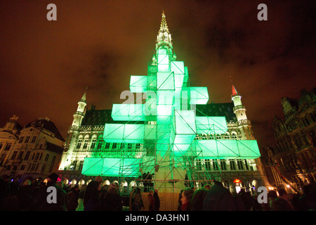 Arbre de Noël électro à Bruxelles avec l'hôtel de ville en arrière-plan Banque D'Images