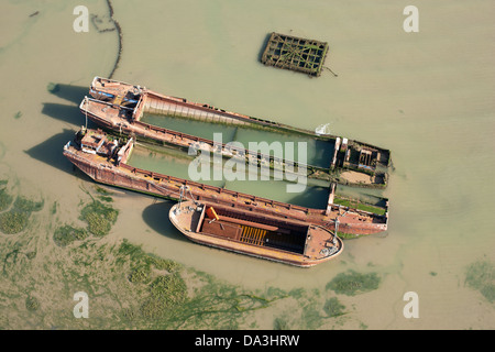 VUE AÉRIENNE.Bateaux rouillés sur l'estuaire de la Tamise.Île de Shepey, Kent, Angleterre, Grande-Bretagne, Royaume-Uni. Banque D'Images