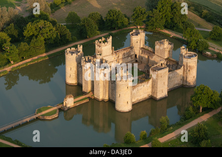 VUE AÉRIENNE.Château médiéval abandonné de Bodiam.East Sussex, Angleterre, Grande-Bretagne, Royaume-Uni. Banque D'Images