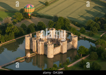 VUE AÉRIENNE. Survol en montgolfière près du château de Bodiam. East Sussex, Angleterre, Grande-Bretagne, Royaume-Uni. Banque D'Images