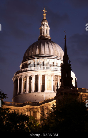 La grande coupole de la cathédrale Saint-Paul, courts au crépuscule. Sir Christopher Wren's chef d'oeuvre du baroque dans la ville de Londres. Angleterre, Royaume-Uni. Banque D'Images