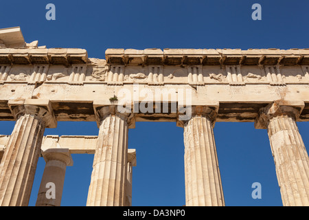 Close up de colonnes et fronton du Parthénon à l'Acropole, Athènes, Grèce Banque D'Images