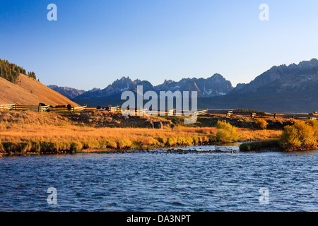 Lever du soleil sur la rivière au Saumon et celebrations matin d'automne dans l'Idaho, Stanley inférieur Banque D'Images