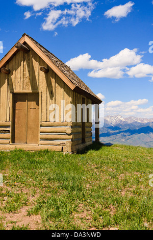Petite cabane rustique au sommet du mont Chauve à Sun Valley, Idaho, le jour d'été partiellement nuageux Banque D'Images