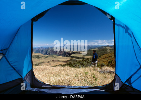 Vue depuis l'intérieur d'une tente d'un homme à la recherche du paysage à Espraiado Canyon, dans les hautes terres du sud du Brésil. Banque D'Images