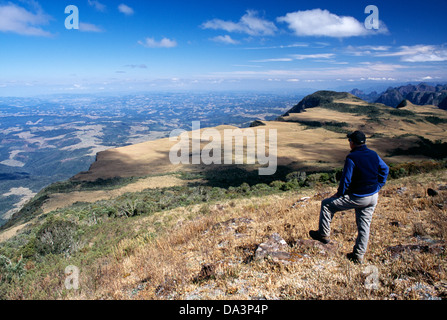 L'homme à la recherche sur le paysage de Espraiado Canyon, dans les hautes terres du sud du Brésil. Banque D'Images