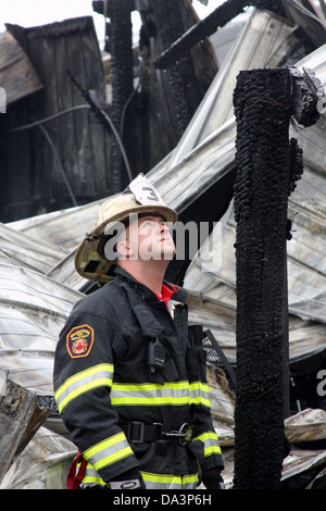 Le chef des pompiers de Wauwatosa une enquête sur les causes d'un incendie Banque D'Images