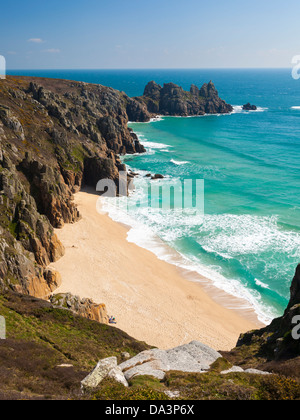 Surplombant la plage de Vounder Pedn Treen Cliffs Cornwall England UK Banque D'Images