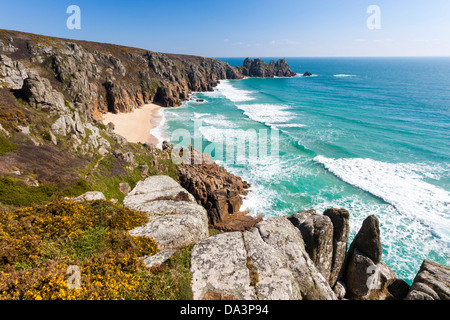 Surplombant la plage de Vounder Pedn Treen Cliffs Cornwall England UK Banque D'Images