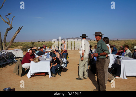 Petit-déjeuner dans le désert du Namib à la fin de vol en ballon à air chaud, à proximité de Sesriem, Namibie, Afrique Banque D'Images