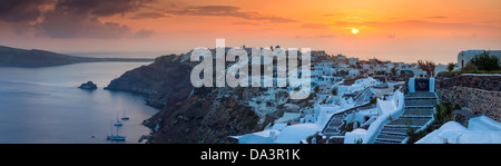 Panorma du soleil à Oia sur l'île de Santorin en Grèce. Banque D'Images